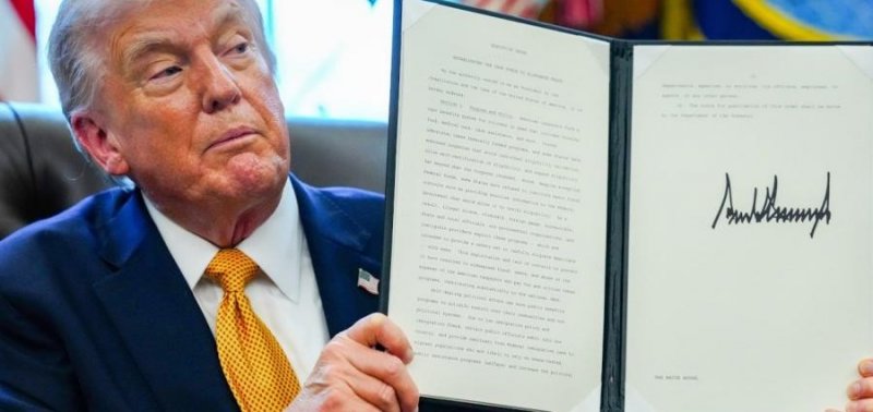 Трамп впервые в истории поместит свою подпись на доллары