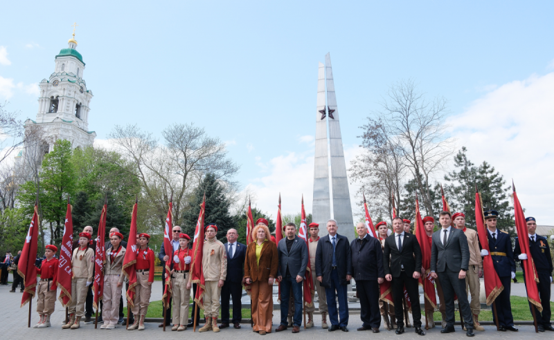 АСТРАХАНЬ. По поручению Игоря Мартынова: первый заместитель Председателя Думы Астраханской области Виталий Гутман принял участие в открытии фотовыставки в честь «Диктанта Победы»