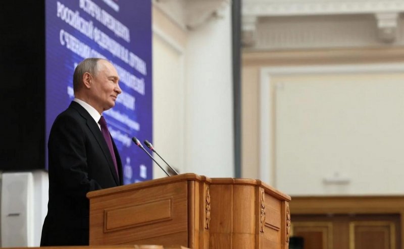 АСТРАХАНЬ. Президент России Владимир Путин встретился с членами Совета законодателей РФ при Федеральном Собрании