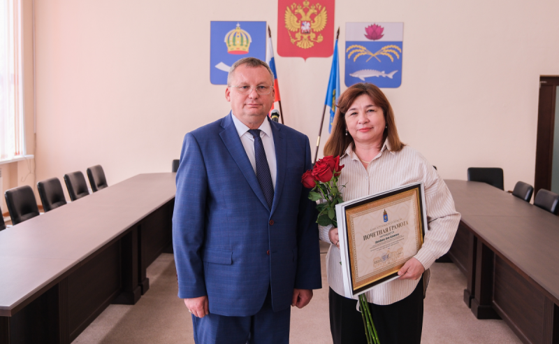 АСТРАХАНЬ. «Самая близкая к людям власть»: Председатель Думы Астраханской области Игорь Мартынов вручил награды лучшим работникам местного самоуправления Камызякского района