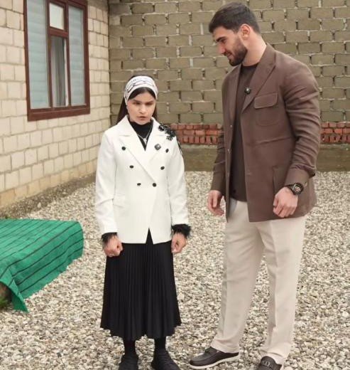 ЧЕЧНЯ. Блогер Асхаб Тамаев и строители подарили квартиру незрячей школьнице в Грозном