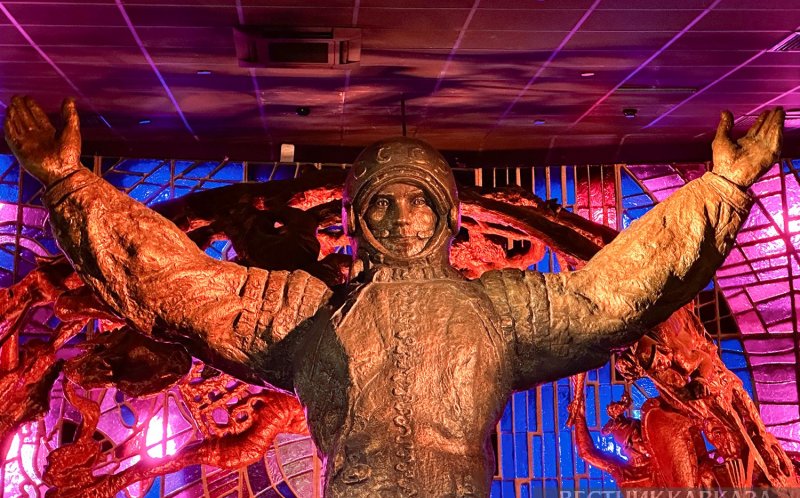 Цветы к памятникам Гагарину и Королеву возложили в День космонавтики в Байконуре