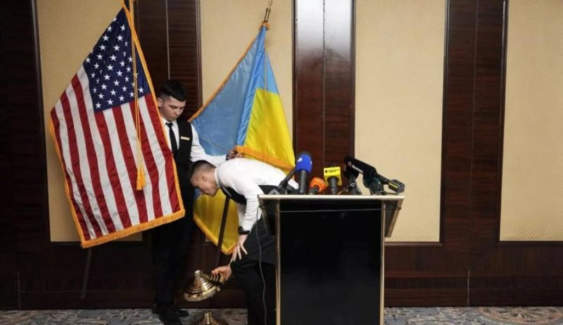 Донниленд вместо Донбасса: как Киев пытался угодить Трампу новым названием и флагом