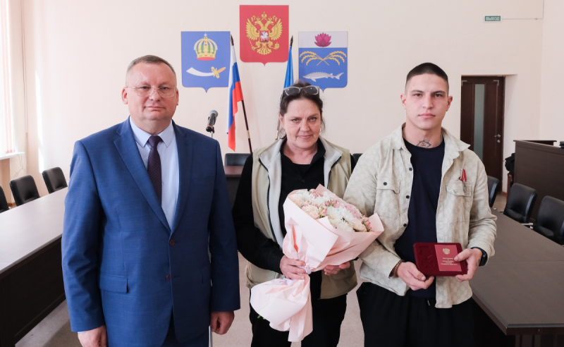 АСТРАХАНЬ. «Гордимся вашей силой духа и стойкостью»: Председатель Думы Астраханской области Игорь Мартынов вручил героям СВО из Камызякского района Ордена Мужества