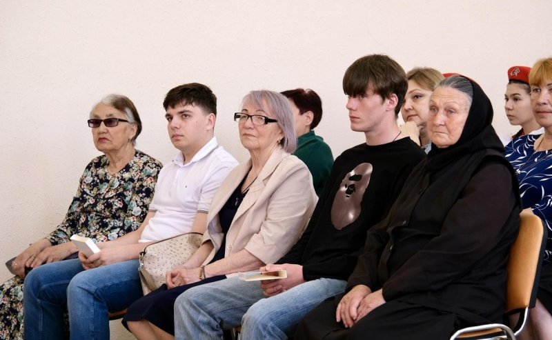 АСТРАХАНЬ. «Вы воспитали настоящих мужчин и патриотов»: Игорь Мартынов передал Ордена Мужества семьям погибших военнослужащих из Камызякского района