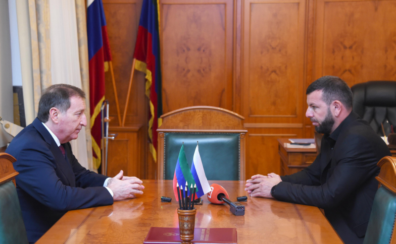 ДАГЕСТАН. Спикер Народного Собрания Дагестана Заур Аскендеров провел рабочую встречу с депутатом-участником СВО Расимом Гаджиагаевым и передал ему привет от Путина