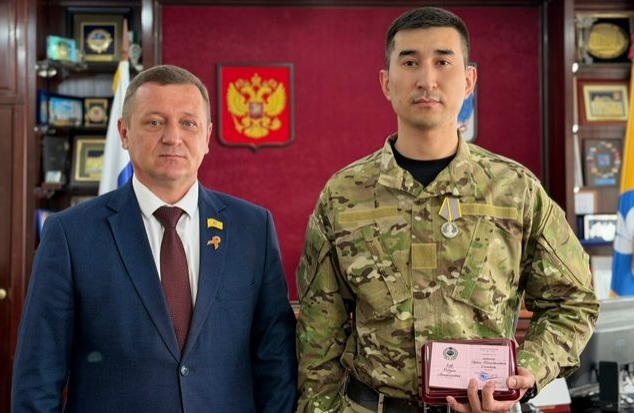 КАЛМЫКИЯ. «Он своевременно сорвал атаку противника и спас товарищей»: Спикер Народного Хурала Калмыкии Артем Михайлов передал бойцу СВО Родиону Герр медаль имени Эрдни Теледжиевича Деликова