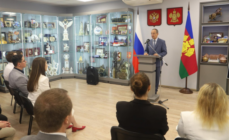 КРАСНОДАР. Юрий Бурлачко вручил кубанским журналистам награды ЗСК