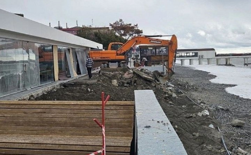 КРАСНОДАР. В Адлере восстанавливают поврежденную штормами набережную