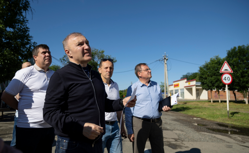 АДЫГЕЯ. Глава Адыгеи Мурат Кумпилов проинспектировал ход капремонта сельского дома культуры и благоустройство станицы Кужорской
