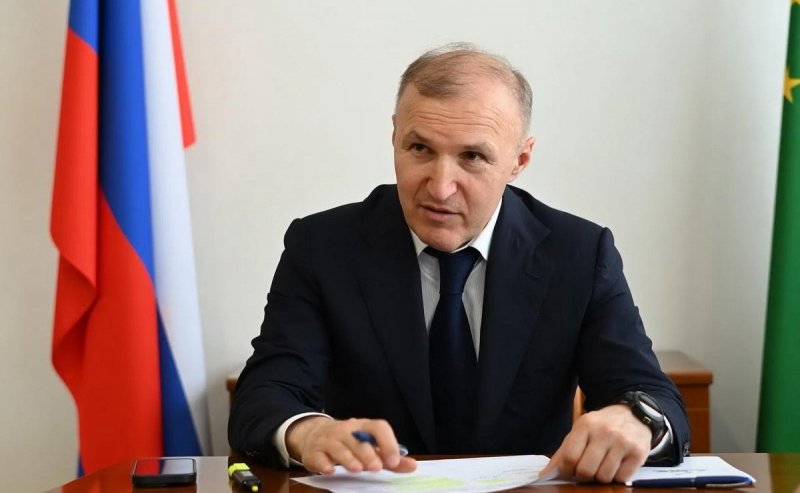 АДЫГЕЯ. Глава Адыгеи Мурат Кумпилов: Теперь в республике 9 стобалльников, для каждого выпускника, набравшего максимальный балл на ЕГЭ, установлена премия в 100 тысяч рублей