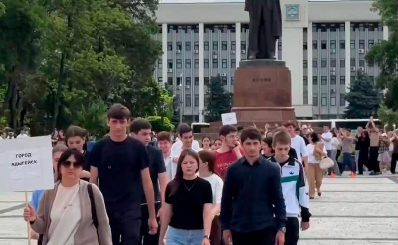 АДЫГЕЯ. Глава Адыгеи Мурат Кумпилов: В Майкопе на площади имени В. И. Ленина прошла первая репетиция большого республиканского выпускного бала