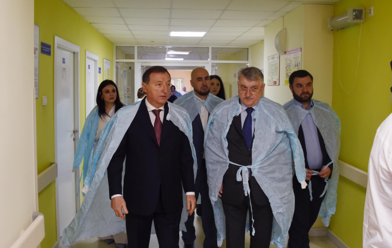 ДАГЕСТАН. Спикер Народного Собрания Дагестана Заур Аскендеров посетил отделение реанимации новорожденных Республиканского перинатального центра