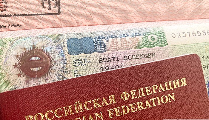 Еврокомиссия обсуждает остановку выдачи виз российским туристам