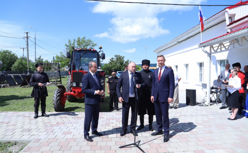 КРАСНОДАР. Депутаты вручили новороссийским казакам новую сельхозтехнику