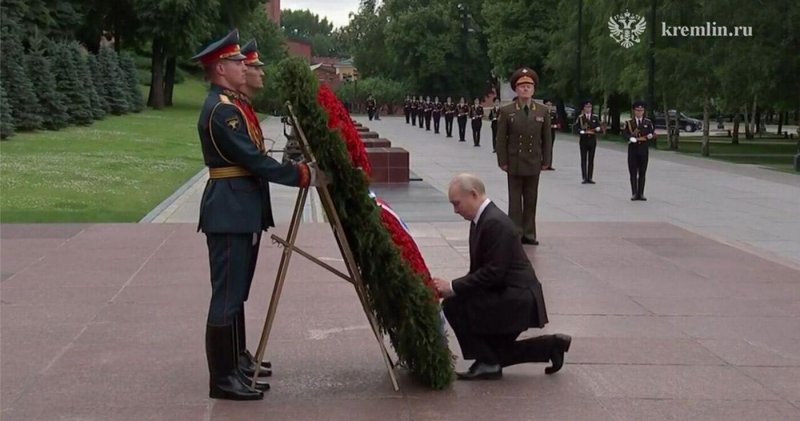 Путин почтил минутой молчания память погибших в годы Великой Отечественной войны