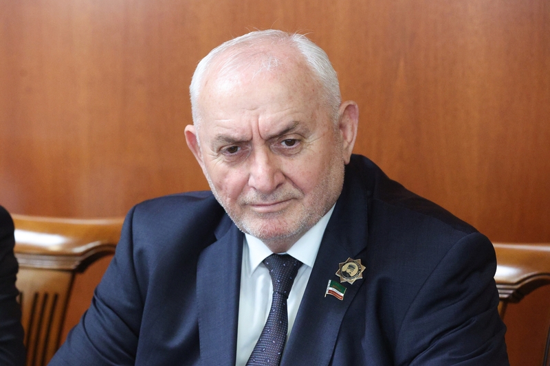 ЧЕЧНЯ.  Спикер чеченского парламента Ш.  Жамалдаев получил высокие награды в Югре за патриотизм