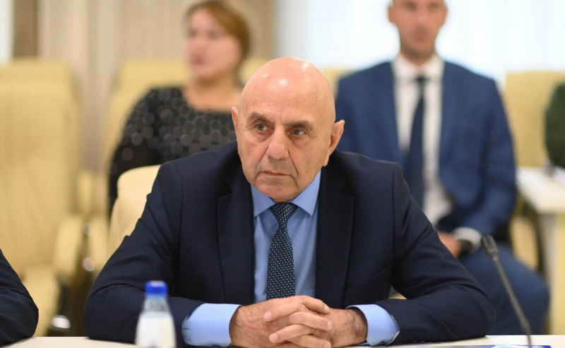 АДЫГЕЯ. Мурат Кумпилов поздравил директора АРИГИ имени Т.М. Керашева Адама Тлеужа с 75-летием, отметив его вклад в развитие Адыгеи и российской науки