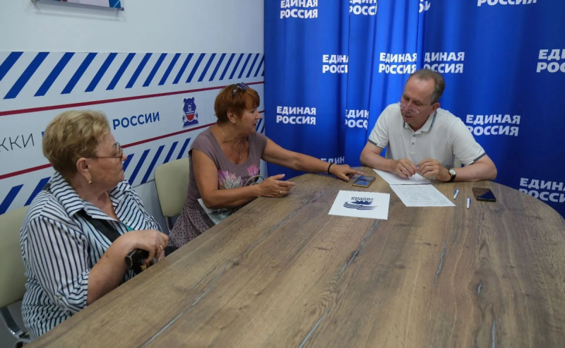 АСТРАХАНЬ. «Будут направлены депутатские запросы»: Спикер Гордумы Астрахани Игорь Седов в ходе личного приема взял в работу обращения по газоснабжению и ремонту дорог