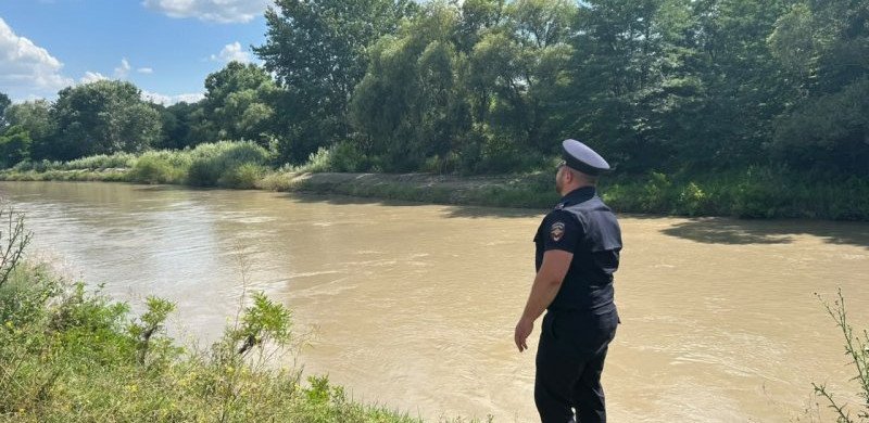 ЧЕЧНЯ. Полицейский патруль у воды в Алхан-Кале: дети под присмотром