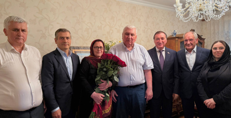 ДАГЕСТАН. «57 лет совместной жизни заслуживают глубокого уважения»: Спикер Народного Собрания Дагестана Заур Аскендеров поздравил супружескую пару Асхабовых с Днем семьи, любви и верности
