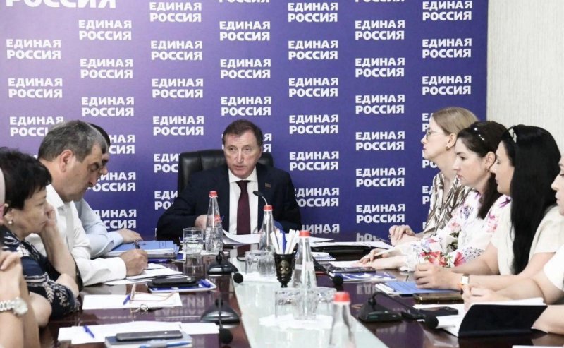 ДАГЕСТАН. Приоритет — дисциплина и поддержка первичных отделений: Заур Аскендеров провел совещание с коллективом Регионального исполкома отделения партии «Единая Россия»