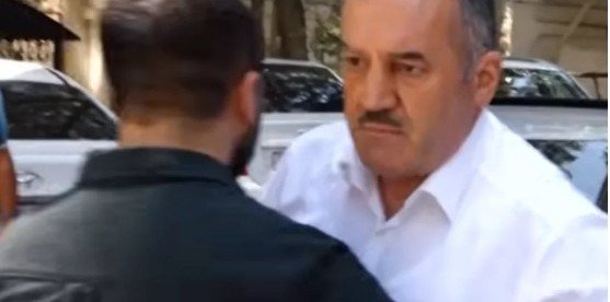 В Баку руководитель клиники напал на журналистов