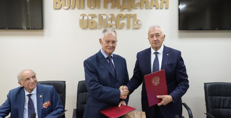 ВОЛГОГРАД. «Живое общение ветеранов укрепляет связи регионов»: Спикер Волгоградской облдумы Александр Блошкин подписал соглашение о сотрудничестве с ветеранскими организациями Тамбовской области