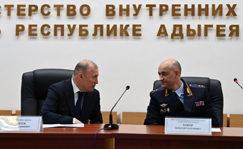 АДЫГЕЯ. «Надеемся на дальнейшую поддержку»: Мурат Кумпилов принял участие в представлении коллективу МВД по Адыгее нового руководителя ведомства Алексея Кампфа