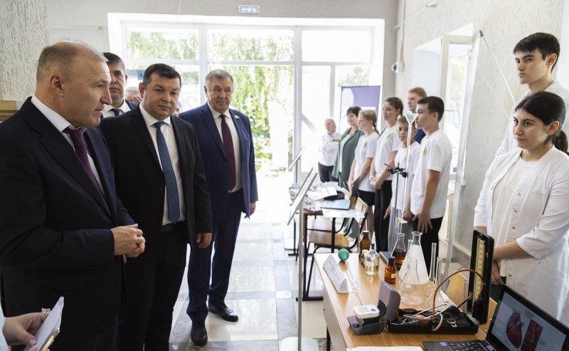 АДЫГЕЯ. Приоритет — качество образования и поддержка учителей: глава республики Адыгея Мурат Кумпилов принял участие в августовском педагогическом совещании