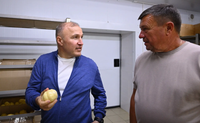 АДЫГЕЯ. «В Адыгее за пять лет производство сыров выросло на 70%»: Мурат Кумпилов посетил семейную сыроварню Деркачевых в Гиагинском районе