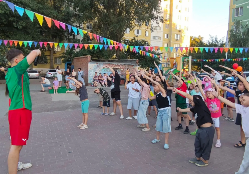 АСТРАХАНЬ. По инициативе спикера Гордумы Игоря Седова на улице Дальняя в Астрахани состоялась Всероссийская соседская зарядка