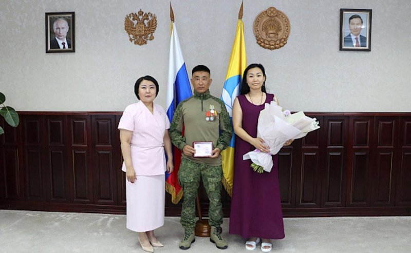 КАЛМЫКИЯ. В Калмыкии военнослужащему вручили государственную награду республики