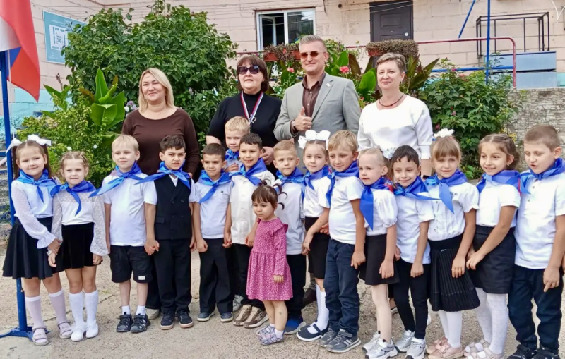 АСТРАХАНЬ. Депутат Думы Астраханской области Владимир Сухарев поучаствовал в посвящении воспитанников детского сада в «Орлята-дошколята»