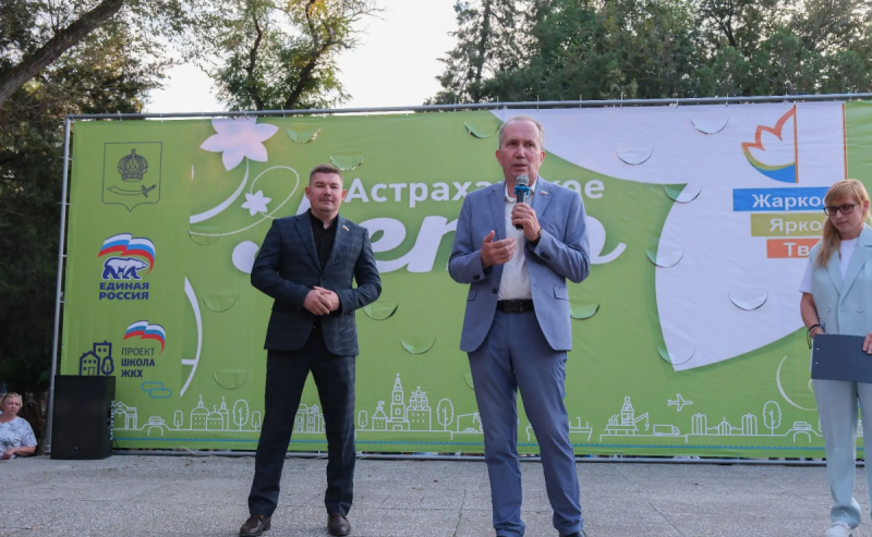 АСТРАХАНЬ. Спикер Гордумы Игорь Седов вручил благодарственные письма юным астраханцам за активное участие в общественной и культурной жизни города