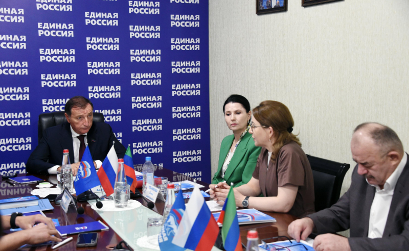ДАГЕСТАН. Спикер Народного Собрания Дагестана Заур Аскендеров предложил расширить волонтерскую помощь при оформлении социальных выплат