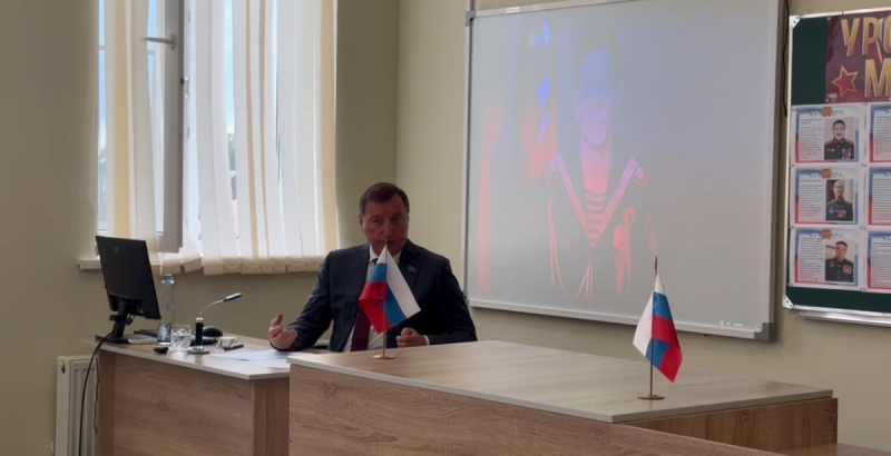 ДАГЕСТАН. Спикер Народного Собрания Заур Аскендеров в День знаний обсудил единство народов России и героическую историю Дагестана с учениками новой школы села Пятилетка