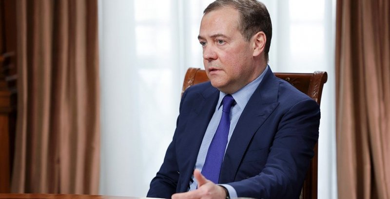 Медведев предложил изымать иностранные активы в России в ответ на санкции