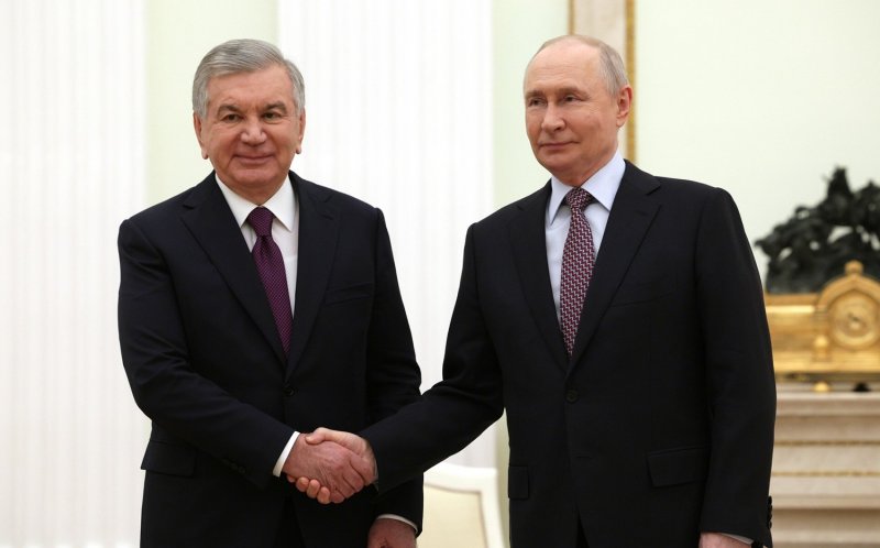 Путин и Мирзиеев неформально пообщались в Бишкеке