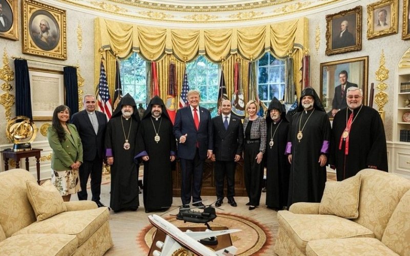 Трамп принял в Овальном кабинете армянских духовных лидеров и посла Армении в США
