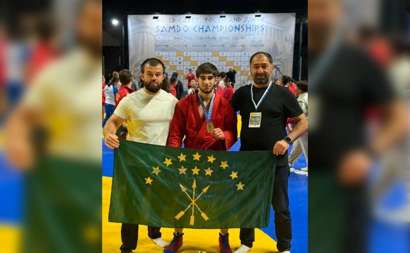 АДЫГЕЯ. Глава Адыгеи Мурат Кумпилов поздравил спортсмена Аскера Цику с золотом первенства мира по самбо в греческих Салониках