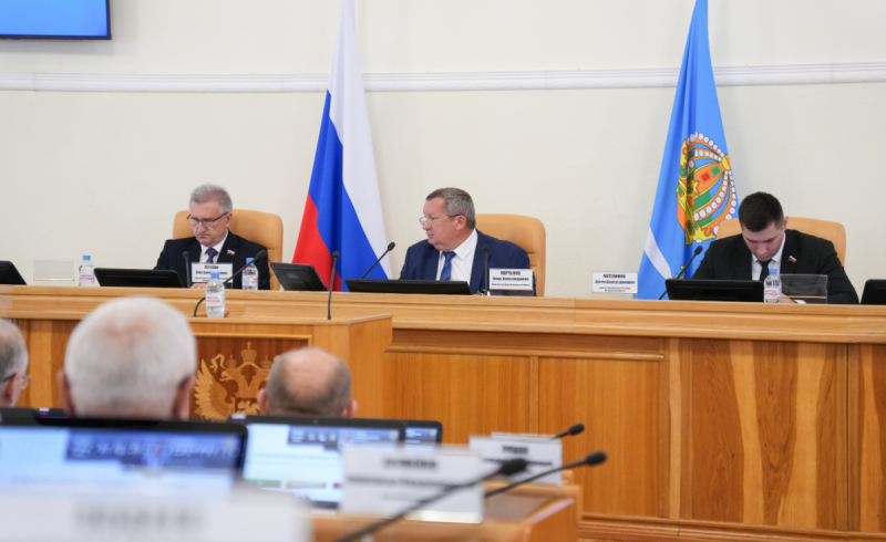 АСТРАХАНЬ. Депутаты Думы Астраханской области поддержали новые меры помощи семьям участников СВО и учредили девять почетных званий