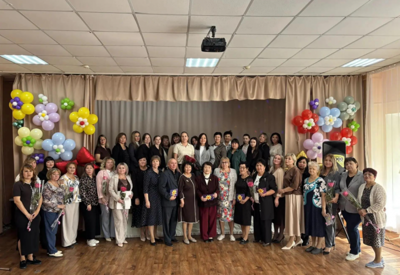 АСТРАХАНЬ. «Ваша работа — фундамент, на котором строится судьба детей»: Депутат Думы Астраханской области Валентина Антипова поздравила педагогов Яксатовской школы с Днем учителя