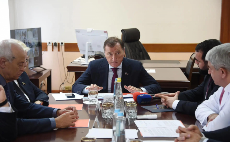 ДАГЕСТАН. Спикер Народного Собрания Заур Аскендеров возглавил рабочую группу по контролю за строительством детского онкокорпуса в Дагестане