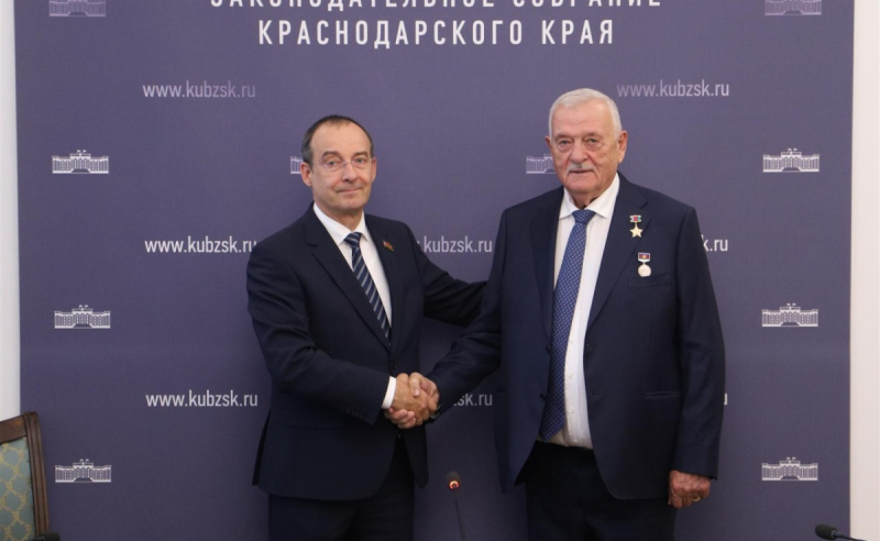 КРАСНОДАР. Председатель ЗСК вручил награду Герою труда Кубани Василию Толстопятову