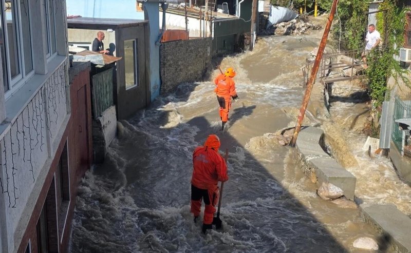 КРЫМ. Ялта откачала воду с 14 объектов: в троллейбусном парке и пансионате работы ещё идут