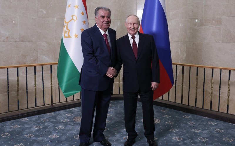 Президенты Таджикистана и Кыргызстана поздравили Владимира Путина с днем рождения