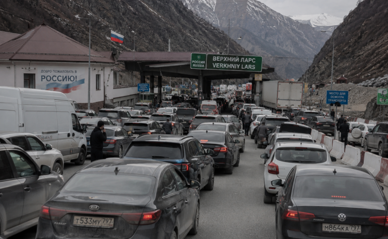 С. ОСЕТИЯ. «Верхний Ларс» не справляется: почти 400 грузовиков застряли на границе с Грузией