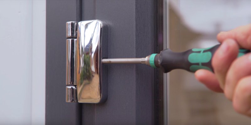 Как своими руками отрегулировать пластиковые двери ?